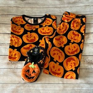 Women’s Halloween Pjs (size s) with slipper Socksz